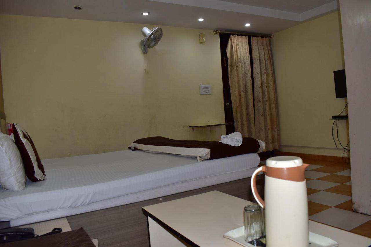 Hotel Nirmal Palace Kanpur Exterior foto