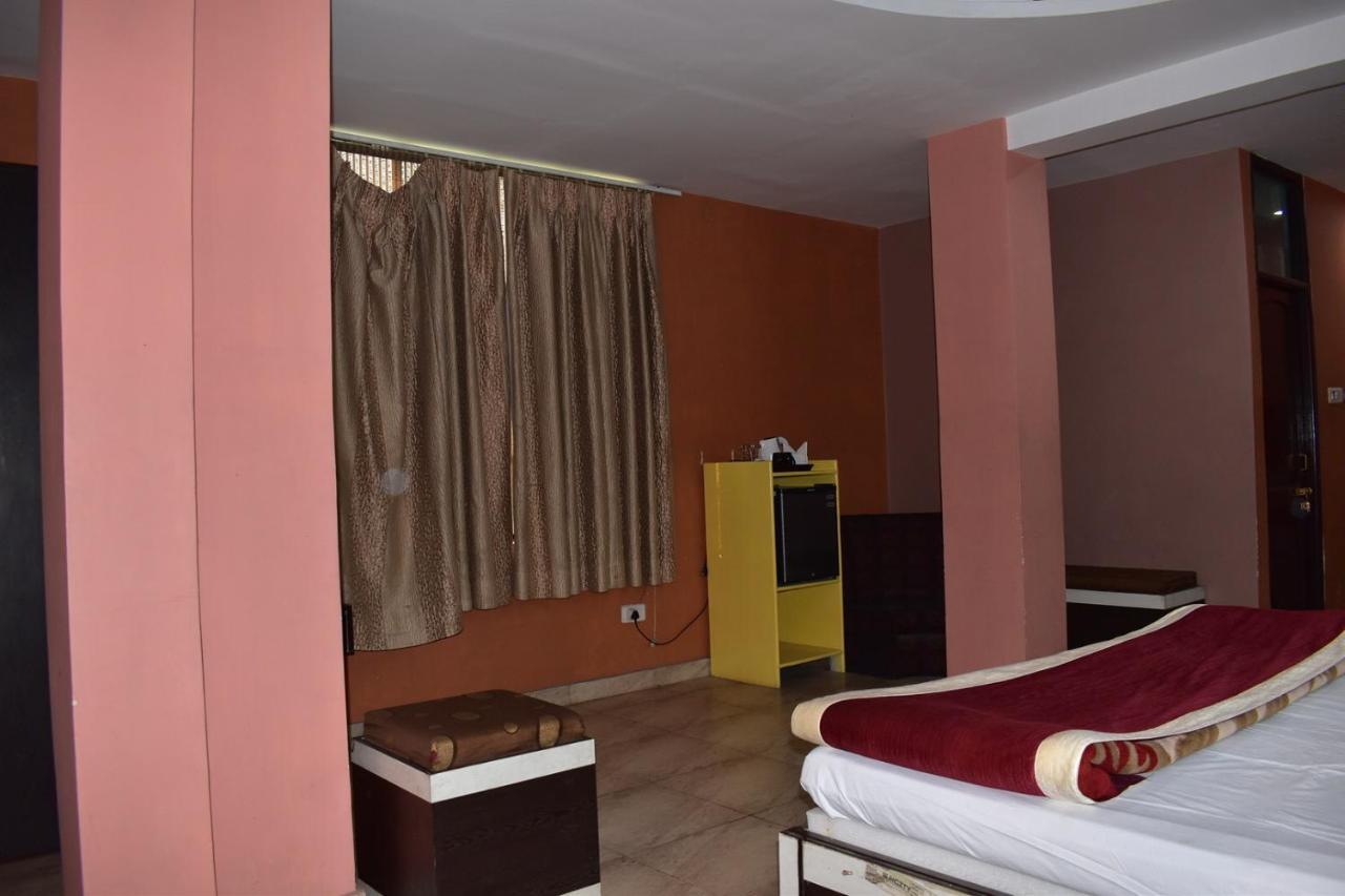 Hotel Nirmal Palace Kanpur Exterior foto